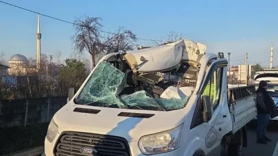 Kamyonet, beton köprü ayağı yüklü tıra çarptı: 1 ölü, 1 yaralı