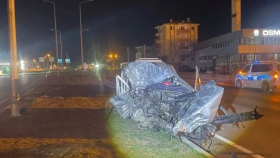 OTOBÜSE ÇARPAN ARAÇ HURDAYA  DÖNDÜ, SÜRÜCÜSü AĞIR YARALI!
