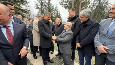 BAKAN ÇİFTÇİ’Yİ “MANEVİ  BABAM” DİYE KARŞILADI