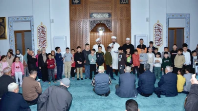 Amasya’da Çocuklar Son Teravihinde Hediyelerine Kavuştular
