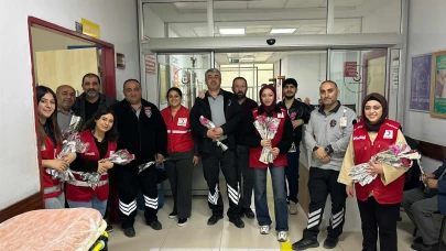 Merzifon’da Genç Kızılay'dan Sağlık Kahramanlarına Çiçekli Kutlama