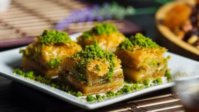 Rüyada Tatlı Görmek Ne Anlama Gelir? Mutluluk, Bereket ve Sürpriz Gelişmelerin Habercisi!