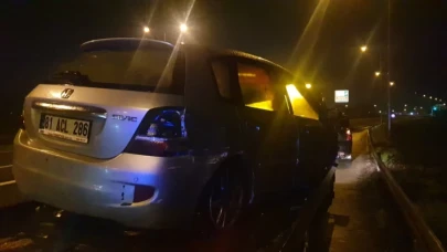 Bariyerlere çarpan otomobilin sürücüsü yaralandı