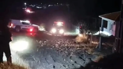 ÇAMURA SAPLANAN AİLE 8  SAAT SONRA KURTARILDI