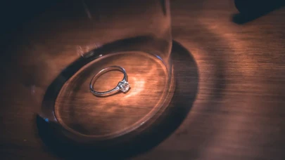 Bardakta Yüzük Ritüeli Nedir? Evlenme Zamanını Öğrenmek İçin Yapılan Gelenek Yeniden Gündemde