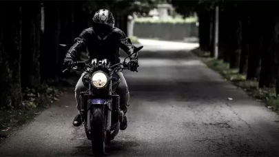 Rüyada Motor Görmek Ne Anlama Gelir? Hız, Değişim ve Kontrol Mesajı!