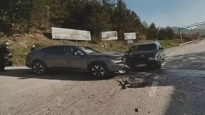İki otomobil çarpıştı: 3 yaralı