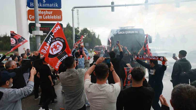 Çorum FK’da Süper Lig coşkusu: Tarihi zaferin ardından takım kafilesine görkemli karşılama