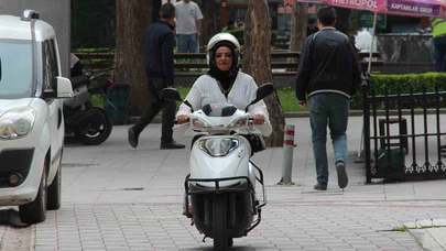 Evinde Anne, Sokaklarda Motokurye: Azmiyle Başkalarına İlham Veriyor