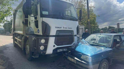 Çöp Kamyonu İle Otomobil Kafa Kafaya Çarpıştı