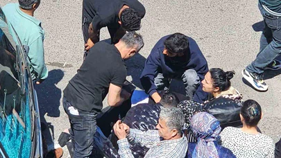 Minibüs Yayaya Çarptı: Kadın Tekerlek Altından Vatandaşlar Tarafından Kurtarıldı