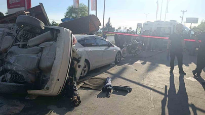 Feci Kaza! Akaryakıt İstasyonuna Dalan Otomobil Çocuklara Çarptı