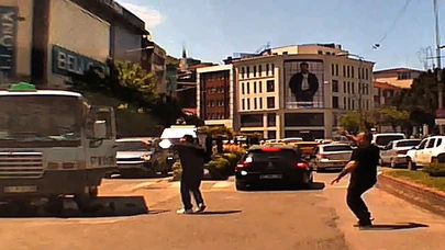 Minibüs Kazasının Yeni Görüntüleri Ortaya Çıktı: Vatandaşlar Kadını Kurtarmak İçin Araç Altını İtti