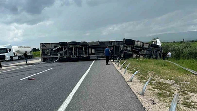Devrilen Tır Trafiği Kilitledi: Sürücü Yaralandı