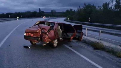 Çorum’da Bariyerlere Çarpan Otomobilde 2 Kişi Yaralandı