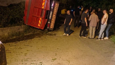 Kamyon Devrildi, Tonlarca Çay Başka Araca Aktarıldı