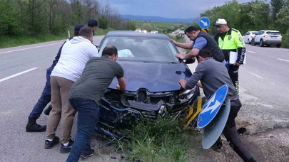 Zincirleme Kaza: Otobüs Durağına Çarpan Araçta 5 Yaralı