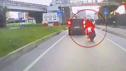 Feci Kaza Kamerada! Motosiklet Minibüse Arkadan Çarptı