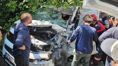 Çöp Kamyonu ile Hafif Ticari Araç Çarpıştı