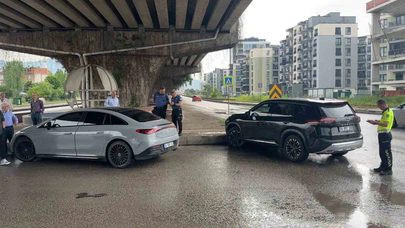Araç Refüje Çıktı: 3 Kişi Yaralandı