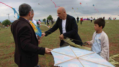Amasya'da uçurtması kopunca ağlayan çocuk için yöneticiler seferber oldu