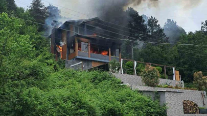 Üç Katlı Villada Korkutan Yangın: Yaşlı Kadın Son Anda Kurtarıldı