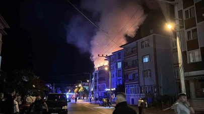 Apartman Çatısı Alevlere Teslim Oldu! Patlama Sesleri Mahalleyi Ayağa Kaldırdı