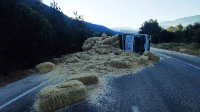 İki Kamyon Kafa Kafaya Çarpıştı! Saman Balyaları Yola Saçıldı: 2 Yaralı