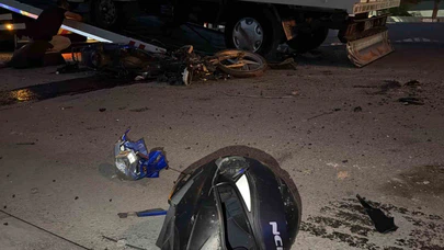 Motosiklet ile Kamyonet Kafa Kafaya Çarpıştı: 1 Ölü, 1 Yaralı