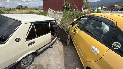 Ticari Taksi ile Otomobil Çarpıştı: 5 Yaralı