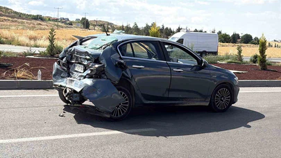 Çorum’da tır ile çarpışan otomobil kullanılmaz hale geldi