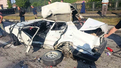 Temizlik Aracına Çarpan Otomobil Hurdaya Döndü! Sürücü Yaralandı