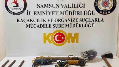 Halının Altından Kaçak Kazı Çıktı! Define Tüneline Polis Baskını