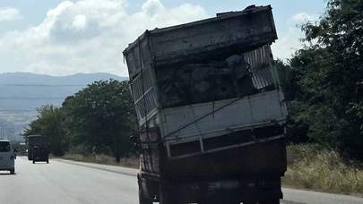 Eğik Taşınan Hurda Kasalar Trafiği Tedirgin Etti