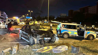 Kavşakta İki Otomobil Çarpıştı! 4 Kişi Yaralandı