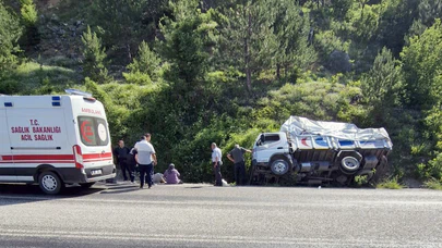 Kamyon Şarampole Devrildi! Araçta Sıkışan 2 Kişi Kurtarıldı