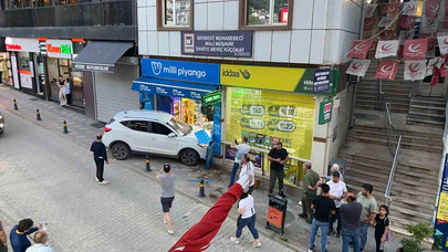 Kontrolden Çıkan Otomobil İş Yerine Daldı!
