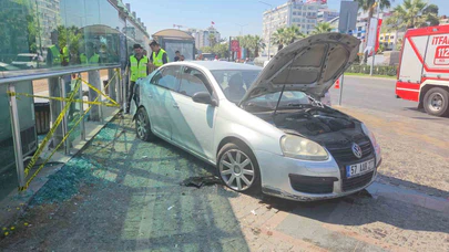 Otomobil Tramvay İstasyonuna Daldı! Aynı Aileden 3 Kişi Yaralandı