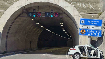 Tünel Girişinde Dehşet! Otomobil Tabelaya Ok Gibi Saplandı