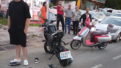 Motosiklet Otomobile Arkadan Çarptı! 2 Kişi Yaralandı