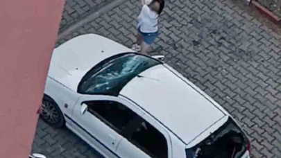 Park Halindeki Otomobile Demir Çubuklu Saldırı!