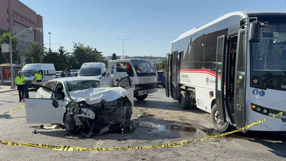 Otomobil ile Halk Otobüsü Çarpıştı: 7 Yaralı