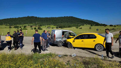 Taksi ile Hafif Ticari Araç Çarpıştı: 4 Yaralı