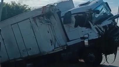 Kontrolden Çıkan Tır Devrildi: Sürücü Yaralandı