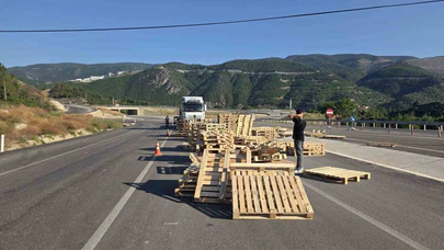 Yola Saçılan Paletler Trafiği Aksattı
