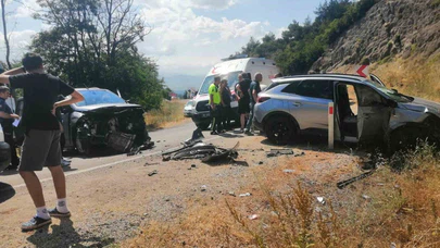 Kafa Kafaya Çarpışan İki Otomobilde 10 Kişi Yaralandı