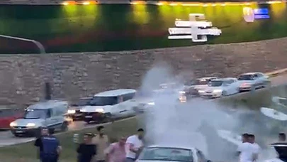 Trafik Işıklarında Otomobil Alev Aldı: Sürücülerin Müdahalesi Faciayı Önledi