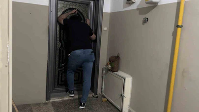 Evinde Yangın Çıkarıp Kendini İçeri Kilitledi!