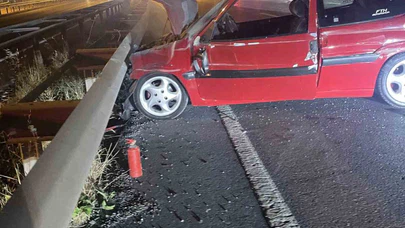 Bariyerlere Çarpan Otomobil Hurdaya Döndü: Sürücü Yaralandı