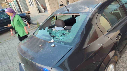 Balkondan Kopan Beton Parçası Otomobilin Üzerine Düştü